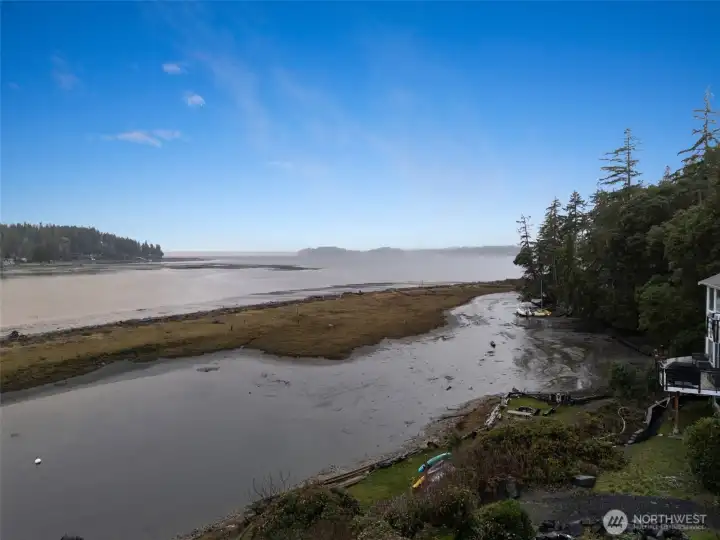 ndulge in the ultimate coastal lifestyle with private beach access, where you can harvest oysters, glide across the water, or paddleboard at your leisure.