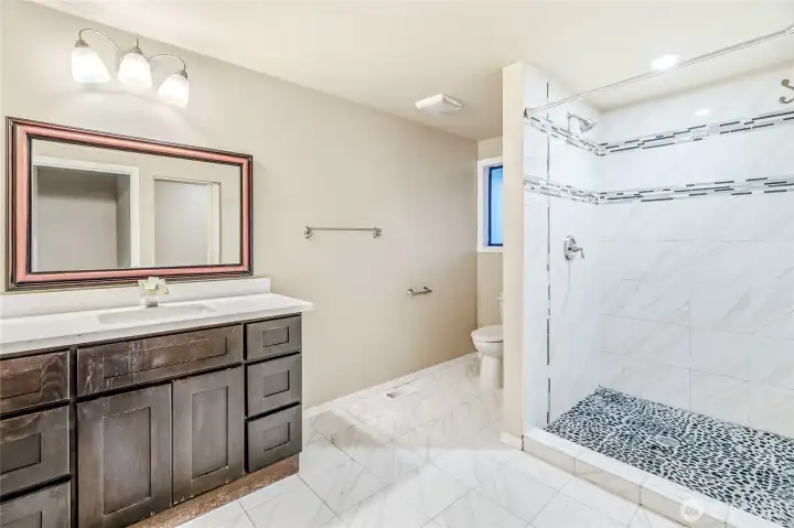 Guest suite Full bath.