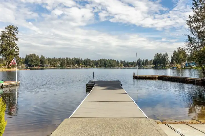 You get the full perspective of all 45 feet stretching out in front of you, clean, well-maintained water with no lily pad takeover, just open, usable lake. Long Lake is one of the area’s most loved lakes for a reason, large enough for waterskiing, boating, paddleboarding, and tubing, but still calm enough to actually enjoy. Anglers will appreciate the mix too, largemouth bass, rainbow trout, perch, even kokanee. It’s the kind of lake where you can be active or do absolutely nothing and feel equally productive.