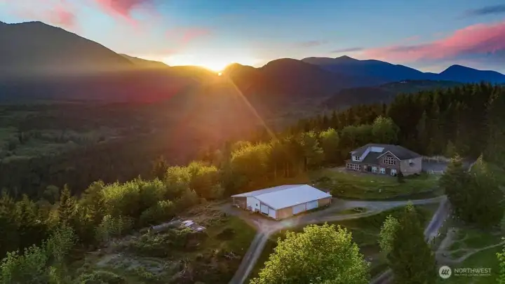 Private setting. 3,200 sqft shop/barn with bathroom.