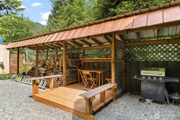Covered wood area, eating area, BBQ area