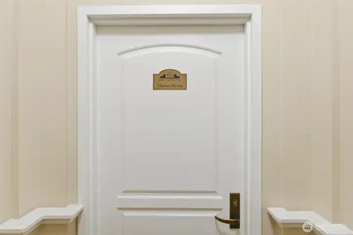 Guest Suite!! If a 505 Broadway resident has a guest, their guest has the option to stay in the 1 bedroom ensuite on the top floor for up to 4 nights at a rate of only $40 per night! Guest Suite!! If a 505 Broadway resident has a guest, their guest has the option to stay in the 1 bedroom ensuite on the top floor for up to 4 nights at a rate of only $40 per night!