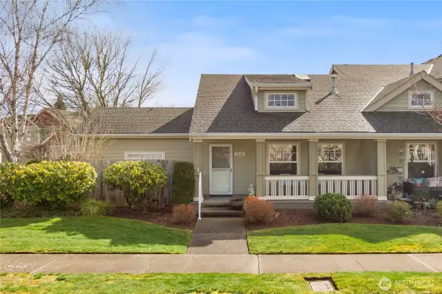 Welcome to an end unit, single level condo in Bay Colony.