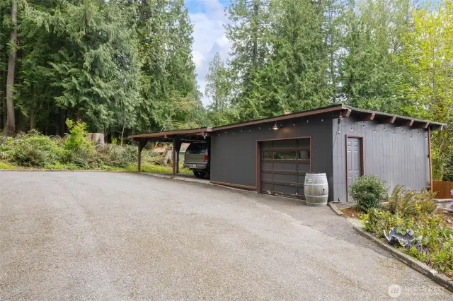 There is a single garage with 2 carport spaces and 2 more garage spaces beyond that!