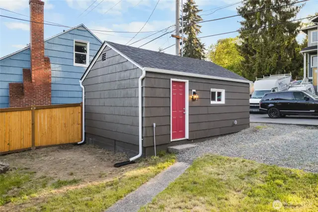 Detached Garage w/water/waste lines