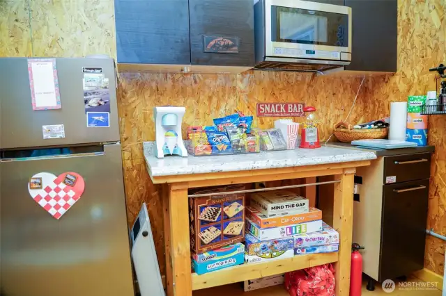Equipped With a Fridge and Microwave. Ready for use