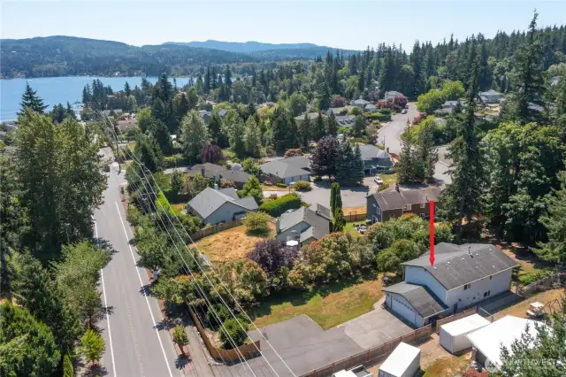 Enjoy short walks to the lake. It's only a couple of blocks away!