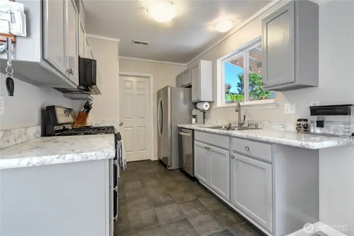 Kitchen all appliances stay