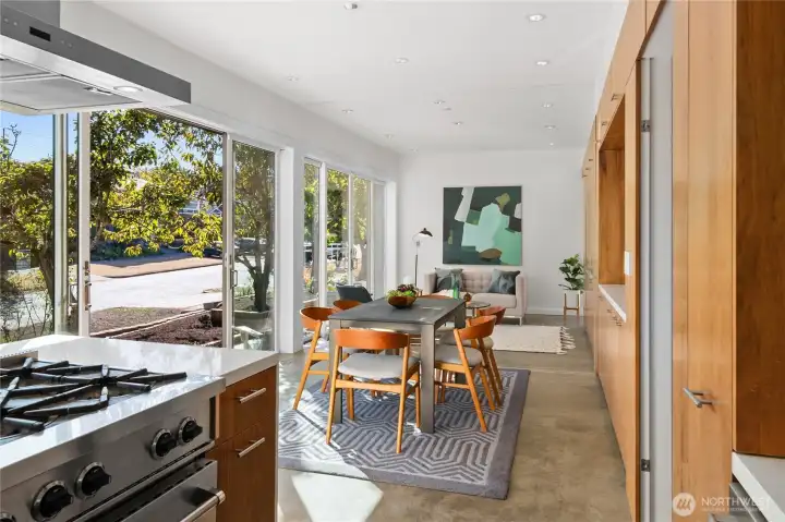 The impressive wall of windows has 3 sliders for the optimal indoor/outdoor experience