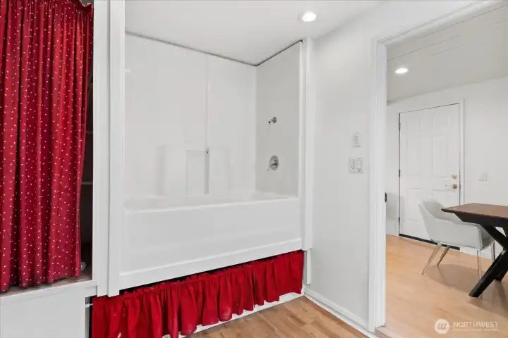 Raised Bath for pet grooming