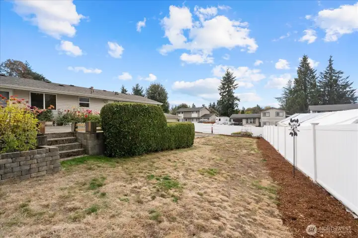 A tiered Large Lot offers many areas to utilize for your own needs. Fall and winter rains will green the lawns.