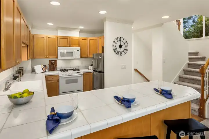 Desirable gas cooktop and vented hood