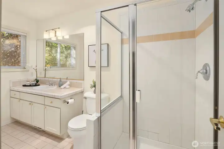 Spacious ensuite 3/4 bath