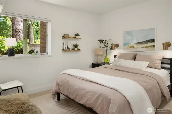 Queen bed guest bedroom on lower level. Queen bed guest bedroom on lower level.