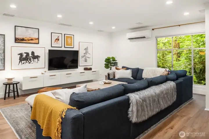 Family room with surround sound in ceiling, dining area, second full kitchen and remote-controlled gas fireplace. Family room with surround sound in ceiling, dining area, second full kitchen and remote-controlled gas fireplace.