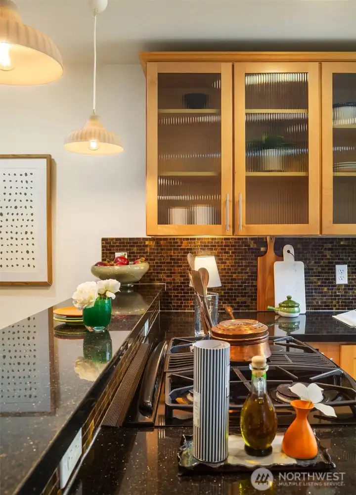 Slab granite, hardwoods and stainless appliances with gas range. Slab granite, hardwoods and stainless appliances with gas range.