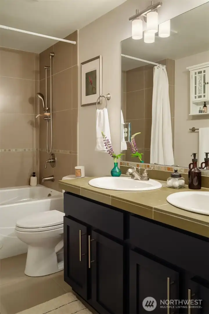 Full bath with access to primary suite and the hallway. Full bath with access to primary suite and the hallway.