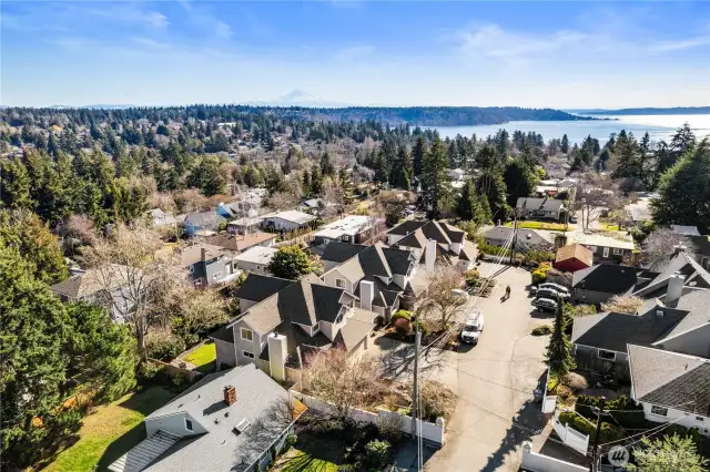 Located on a quite dead end street with quick access to the Fauntleroy ferry and Lincoln Park, and an easy commute to Seattle or SeaTac.