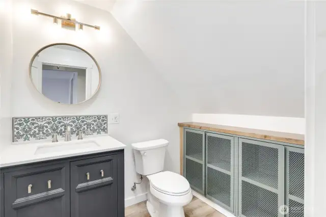 2nd floor 1/2 bath