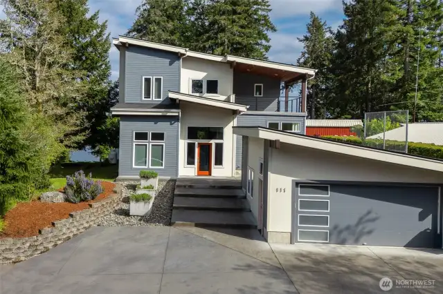 You will be in agh when you enter into this amazing Contemporary home.