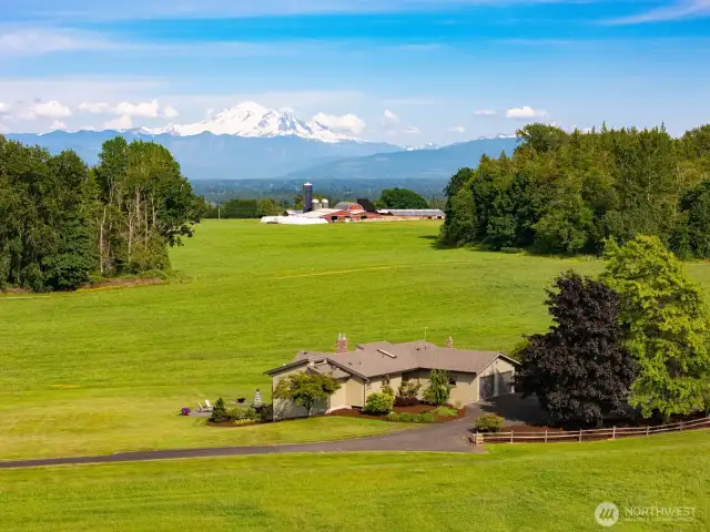Set in an ultra private setting in the middle of the 72 acres, mountain and territorial views surround you