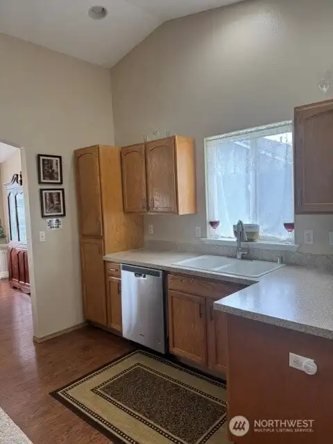 Lots of natural light vaulted ceilings in the kitchen and nook area Lots of natural light vaulted ceilings in the kitchen and nook area