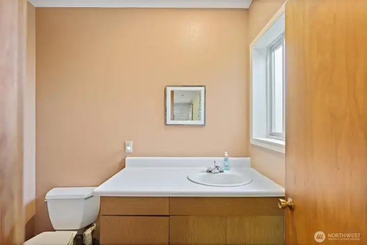 detached unit 1/2 bath