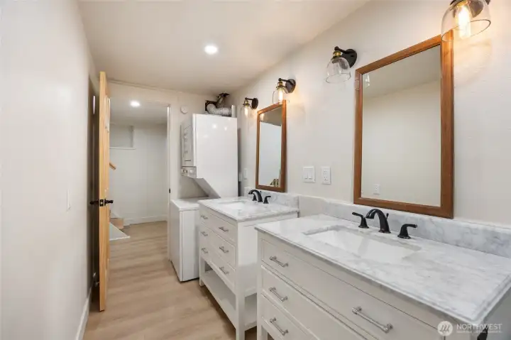 Stackable washer & dryer stay.