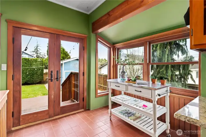 Light & bright, steps right outside