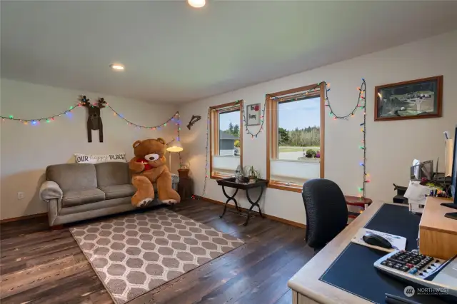 Extra large room for office/den, playroom