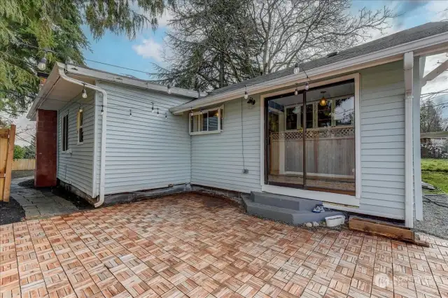 Outdoor setting area right outside of sunroom ready to enjoy spring and summers evenings and star gazing