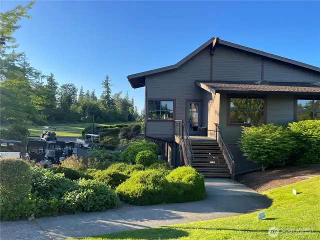 The Golf Club at Redmond Ridge within 3mins drive. The clubhouse includes indoor/outdoor dining.