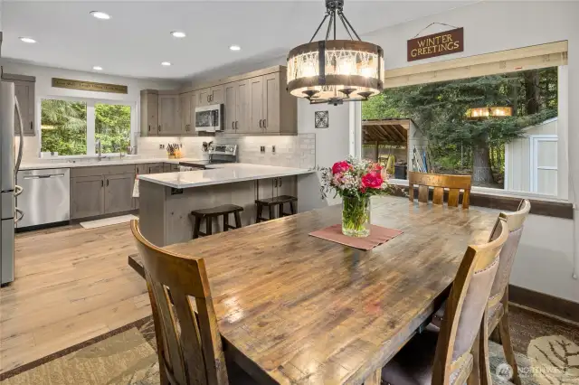 Kitchen Dinning area perfect for gatherings.