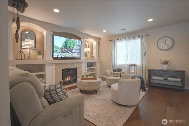 Inviting Living Room w/gas fireplace and built ins