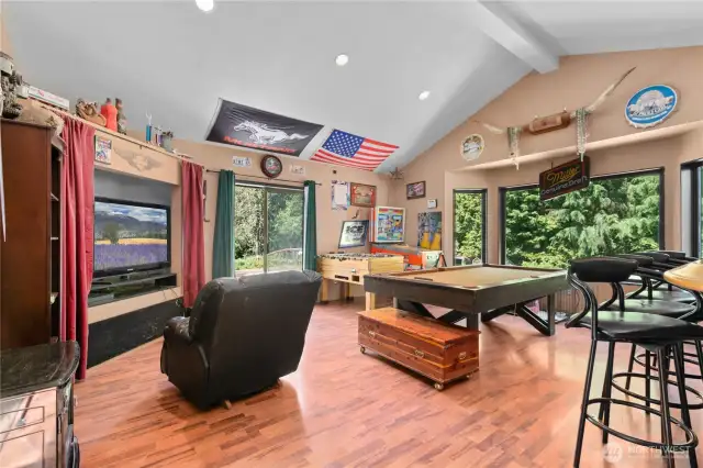 Super fun rec room with pool table and bar. Bar toys negotiable