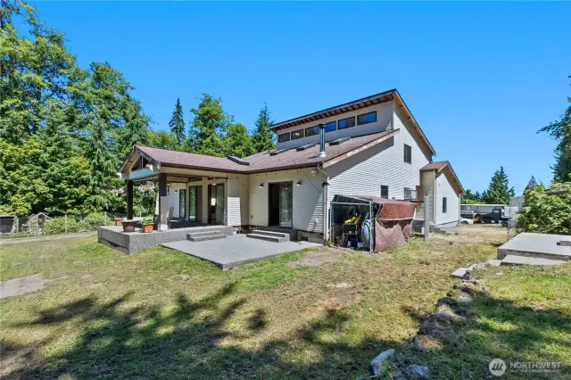 Spacious side yard