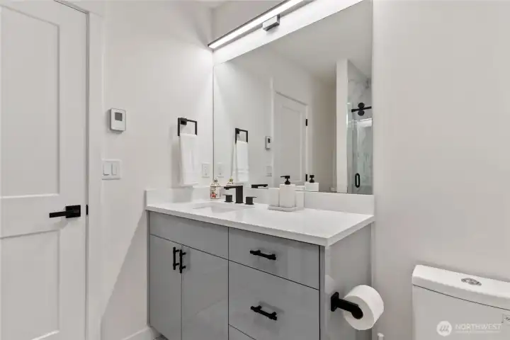 Full bath in 2nd primary bedroom