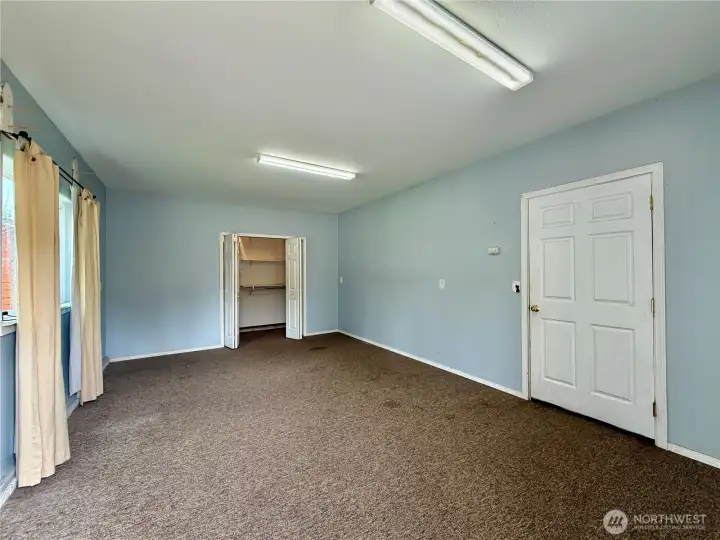 Detached Garage w/bonus room