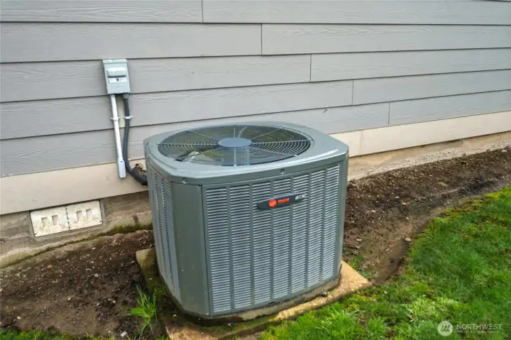 Heat pump for efficient heating and cooling