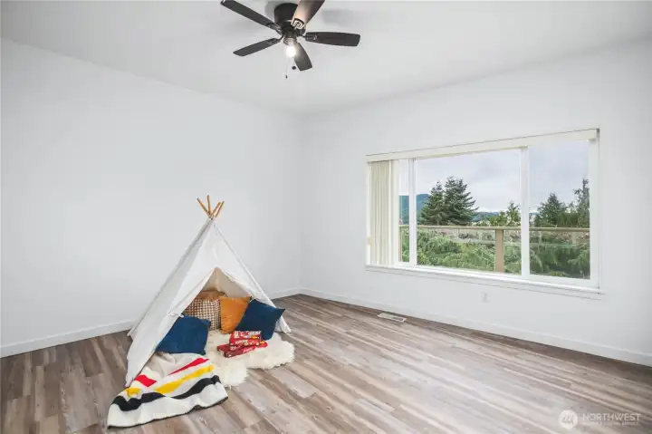 Bonus room on middle floor