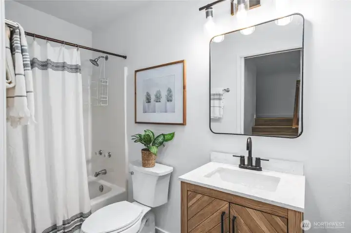 Guest suite full bathroom