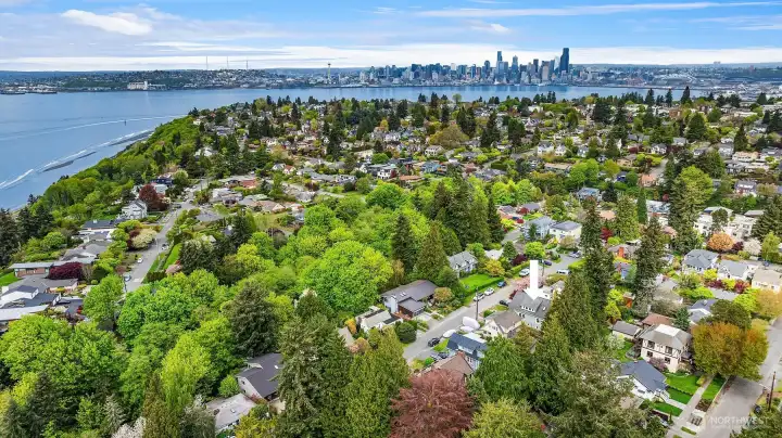Great location near Alki Beach, the Admiral shopping district, schools, parks, transit, etc.