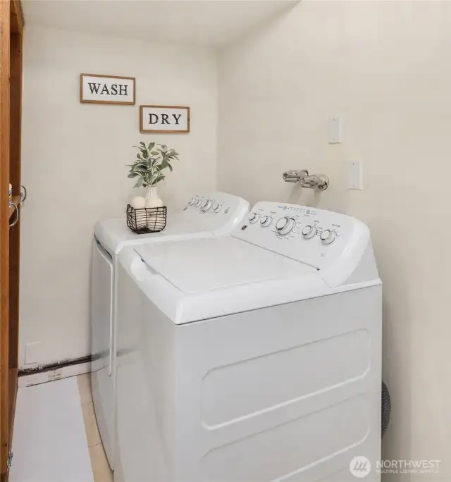 Lower bath/laundry