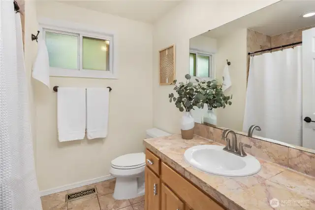 Primary en suite bath