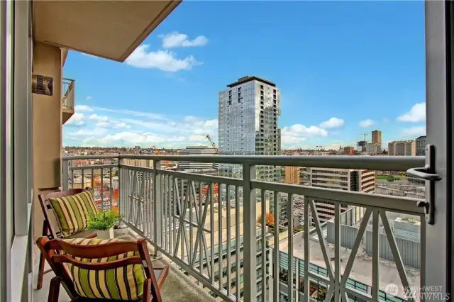 Actual views facing south from this spacious 30th floor one bedroom plus den!!