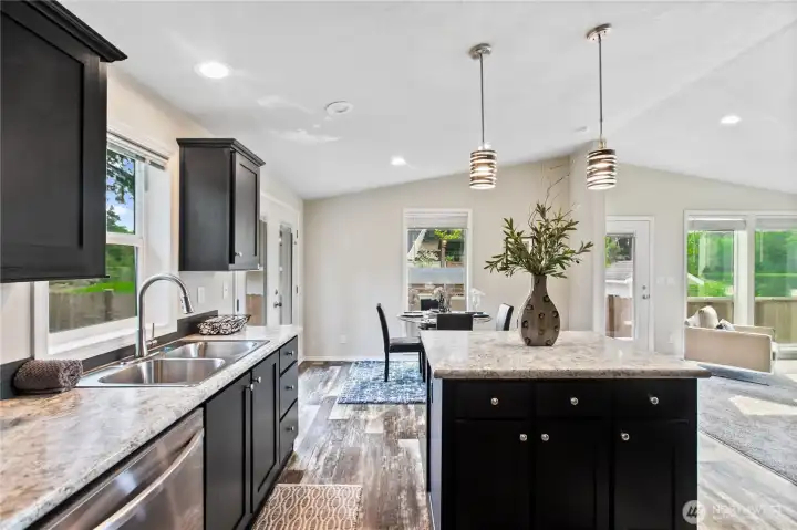 Great island with seating for casual dining
