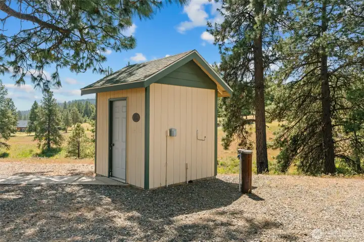 Insulated pump house