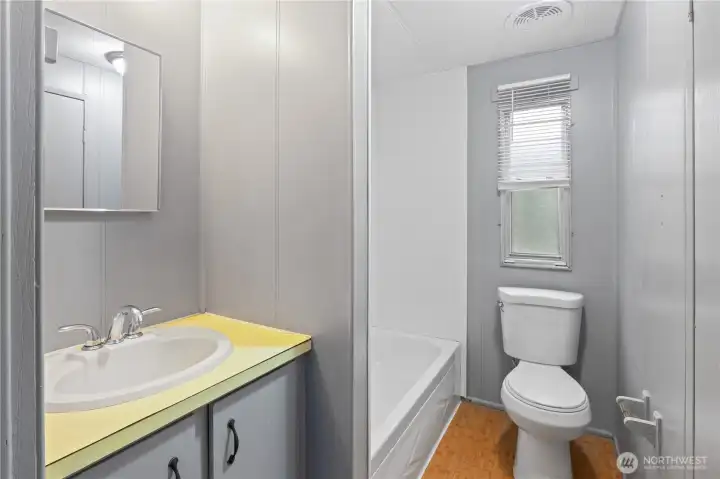 Full bathroom conveniently located near the second bedroom. Full bathroom conveniently located near the second bedroom.