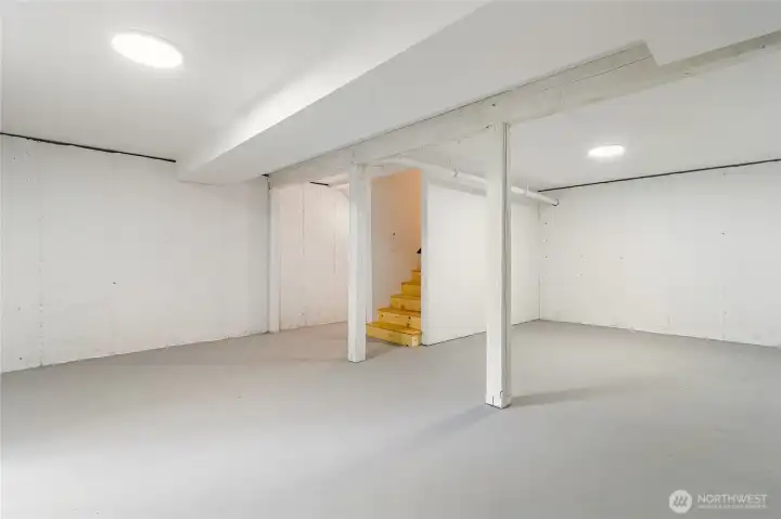 Fully finished walls that are painted, lots of light and power Fully finished walls that are painted, lots of light and power