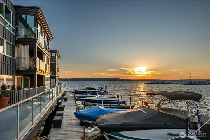 Direct access to to the dock and boats.. Direct access to to the dock and boats..